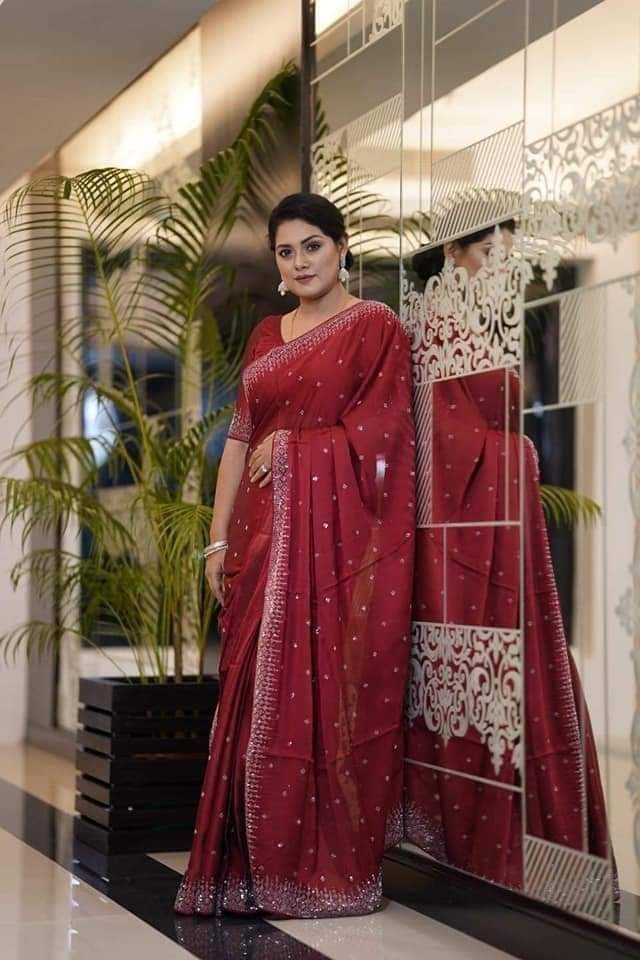 প্রিমিয়াম স্টাইলিশ  বিচিত্রা সিল্ক কাপড় শাড়ী ব্লাউস পিস্ সহ